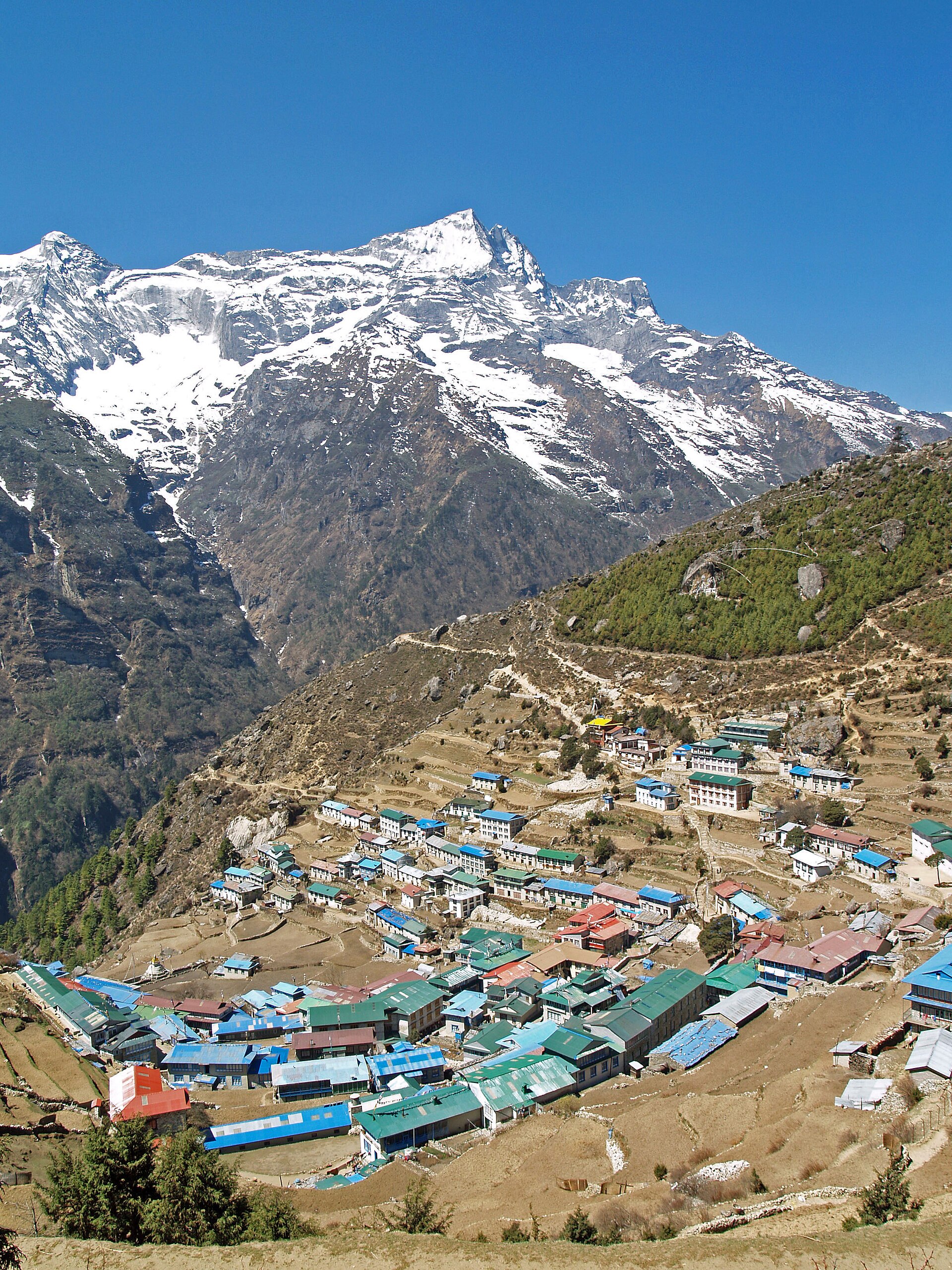 Imagem de referência relacionada a Namche Bazaar, item descrito como registro de referência sobre Namche Bazaar, organizado a partir de dados estruturados abertos