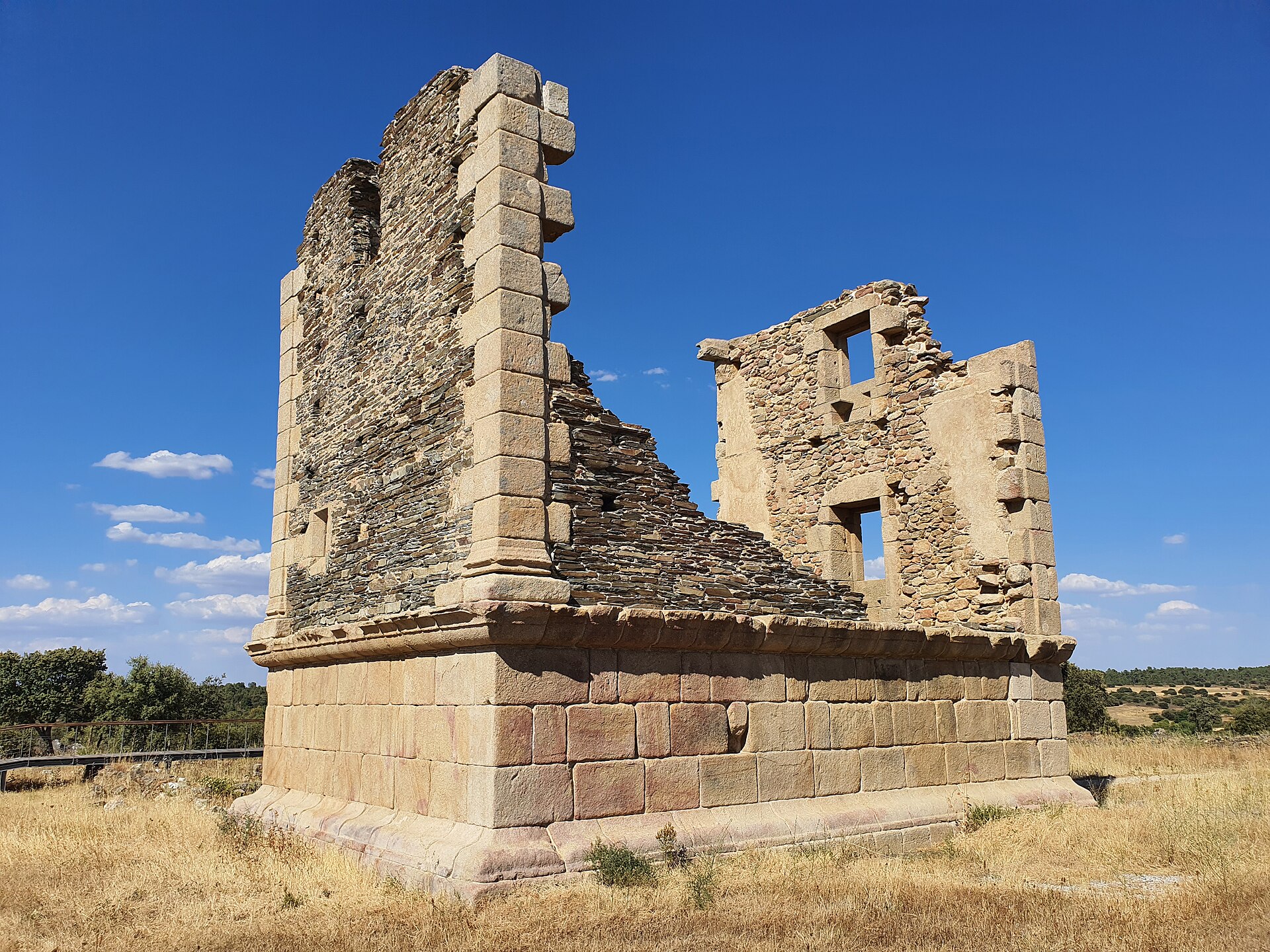 Imagem de referência relacionada a Ruínas de Almofala, conhecidas pela designação de Casarão da Torre, item descrito como cidade em Figueira de Castelo Rodrigo, Portugal