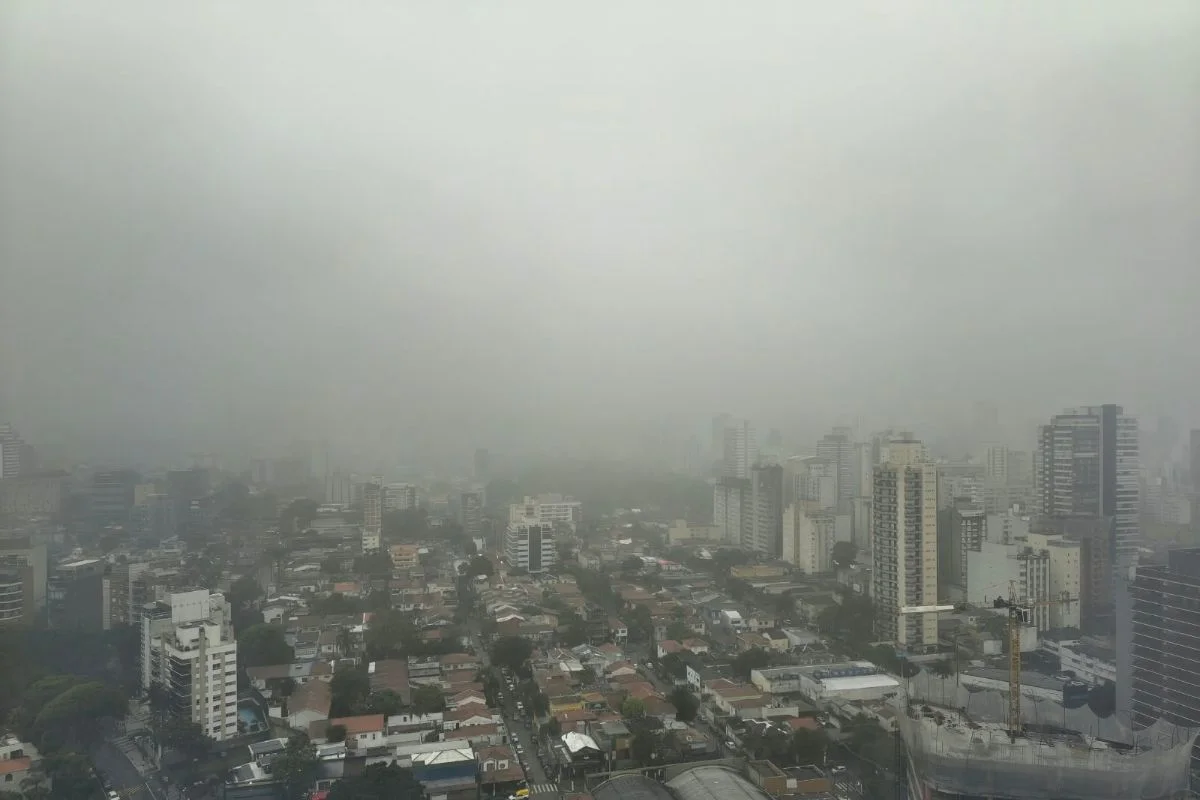 Imagem colorida mostra escuridão durante chuva em SP. Metrópoles