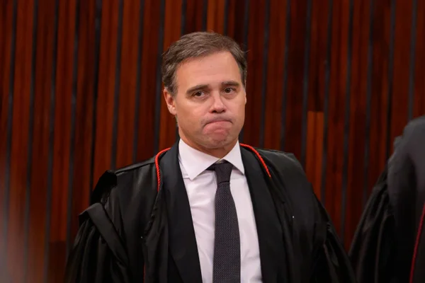 Mendonça atende Fachin e retira sigilo da investigação do caso Master