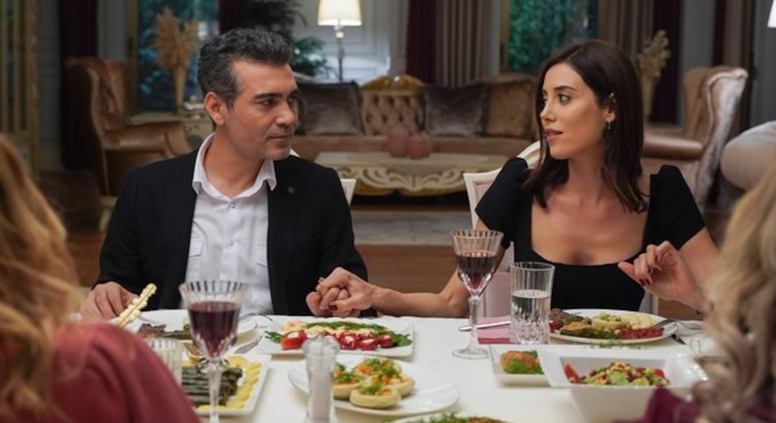 Asya revela que Derin é amante de Volkan Divulgação/RECORD