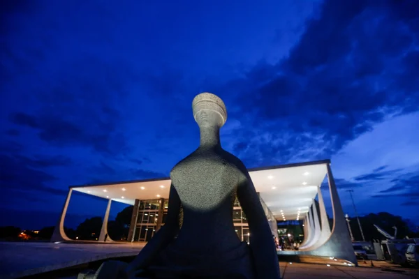 STF enfrentará crise independentemente do resultado da sessão sobre Moraes - destaque galeria