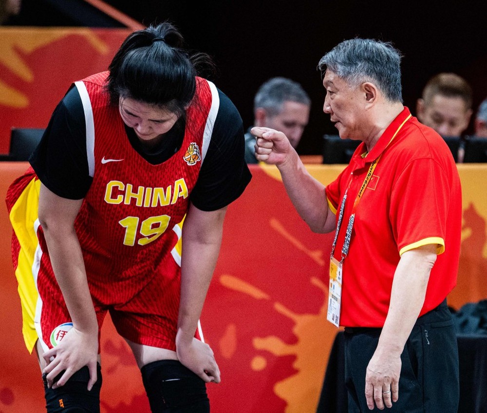 Zhang Ziyu durante a partida do Grupo D da Copa do Mundo de Basquete Feminino da FIBA ​​de 2026 entre EUA e China, na Max-Schmeling-Halle, em Berlim — Foto: Joan MacDougall / AFP
