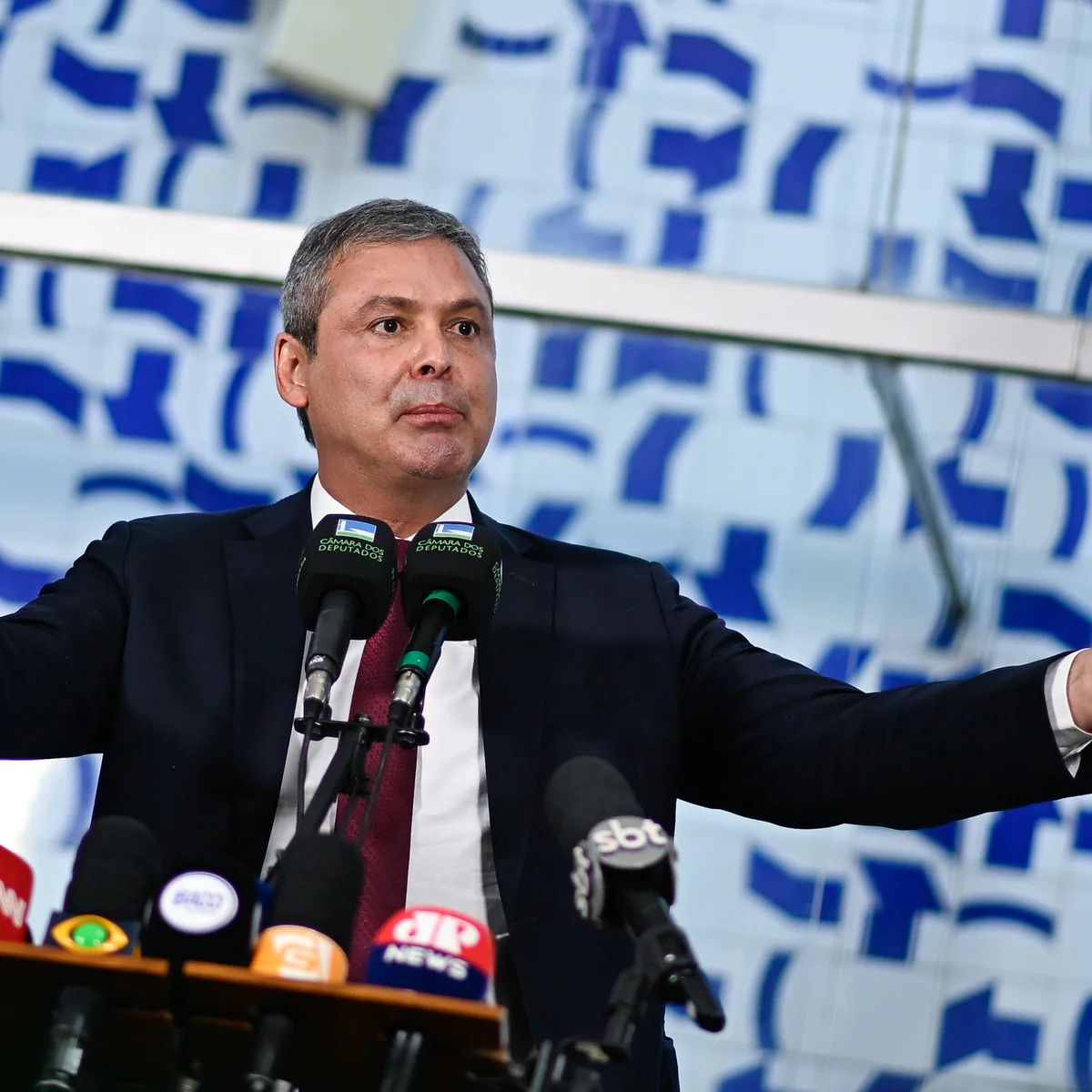 Lindbergh aciona STF por suposta verba estrangeira na campanha de Flávio