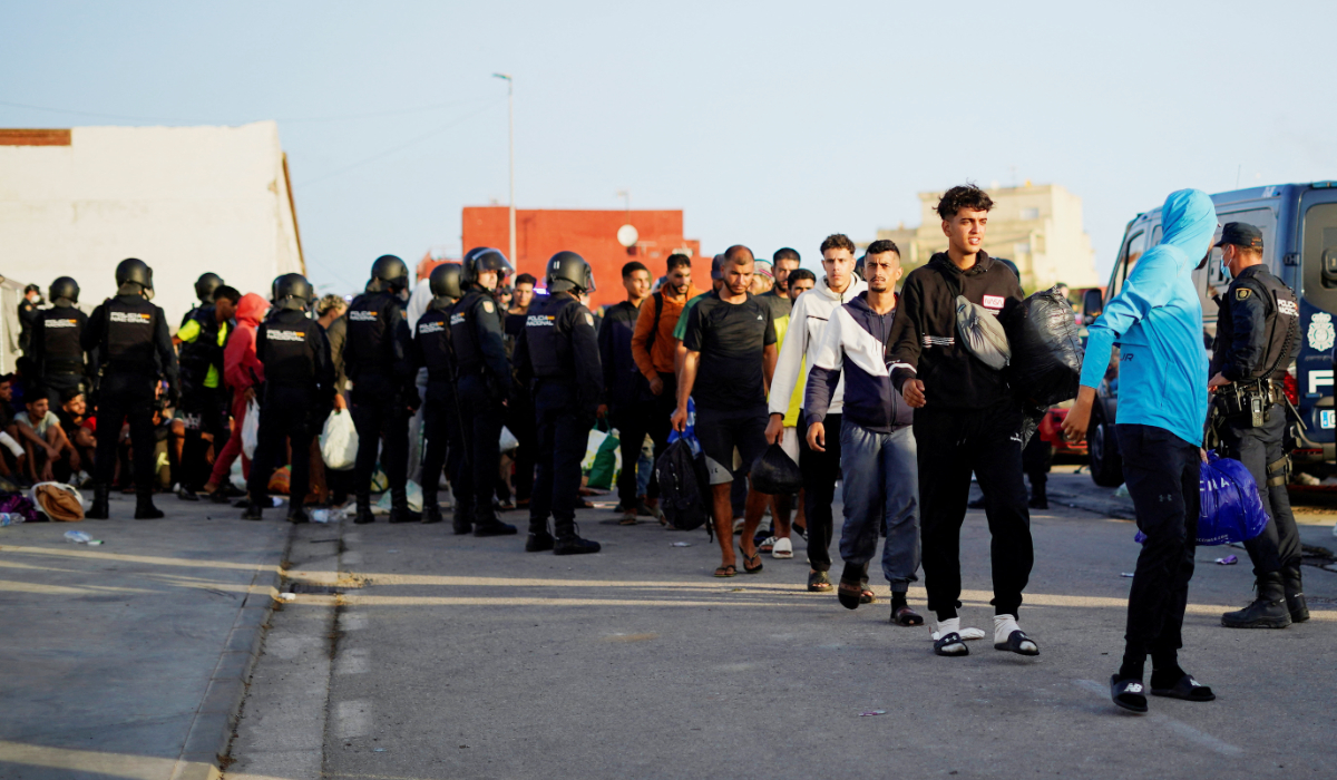 A Espanha diz que mais de 5.300 migrantes deixaram Cêuta no mês