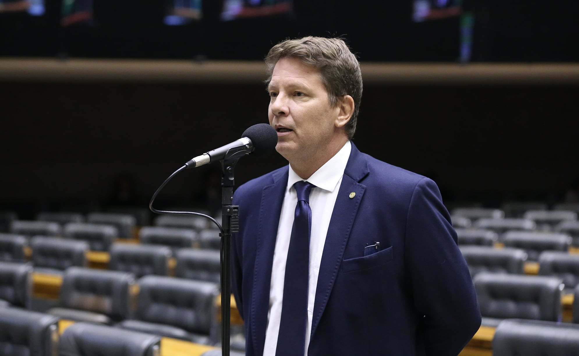 PF vê suspeita de crime em recursos transferidos por Frias para filme de Bolsonaro