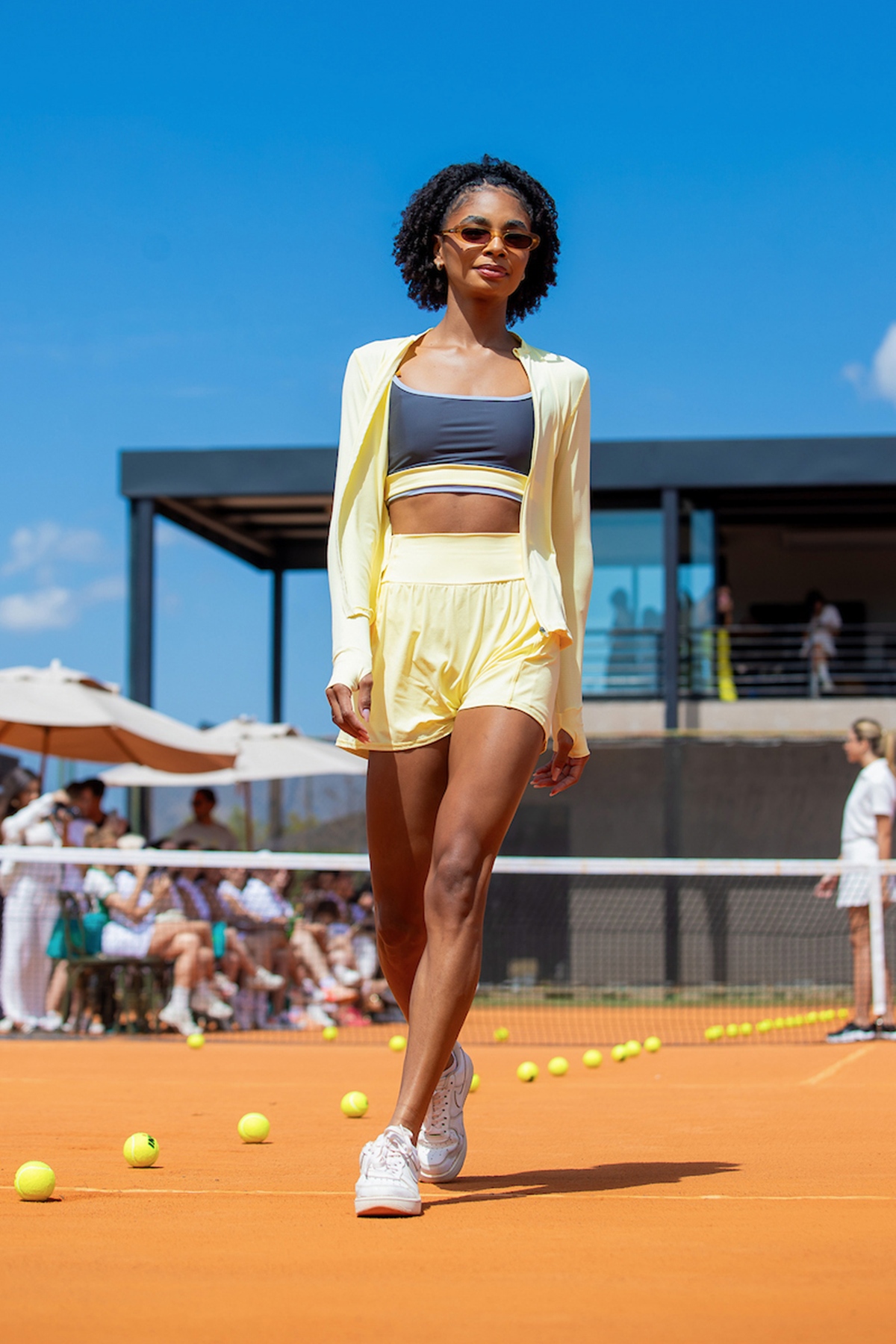 Desfile transforma quadra de tênis em passarela para marcas brasilienses