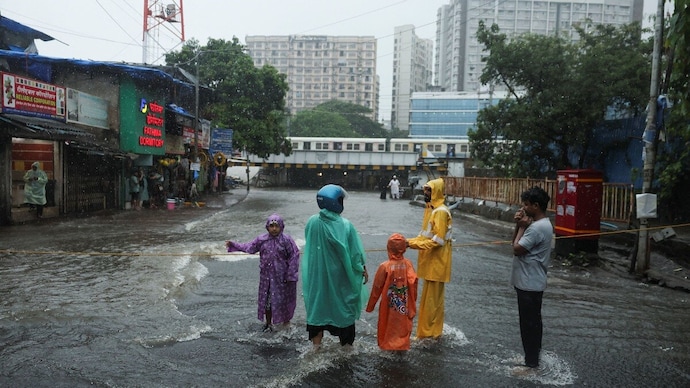 mumbai monsoon weather flu like symptoms killer disease leptospirosis waterlogging sickness sick outbreak