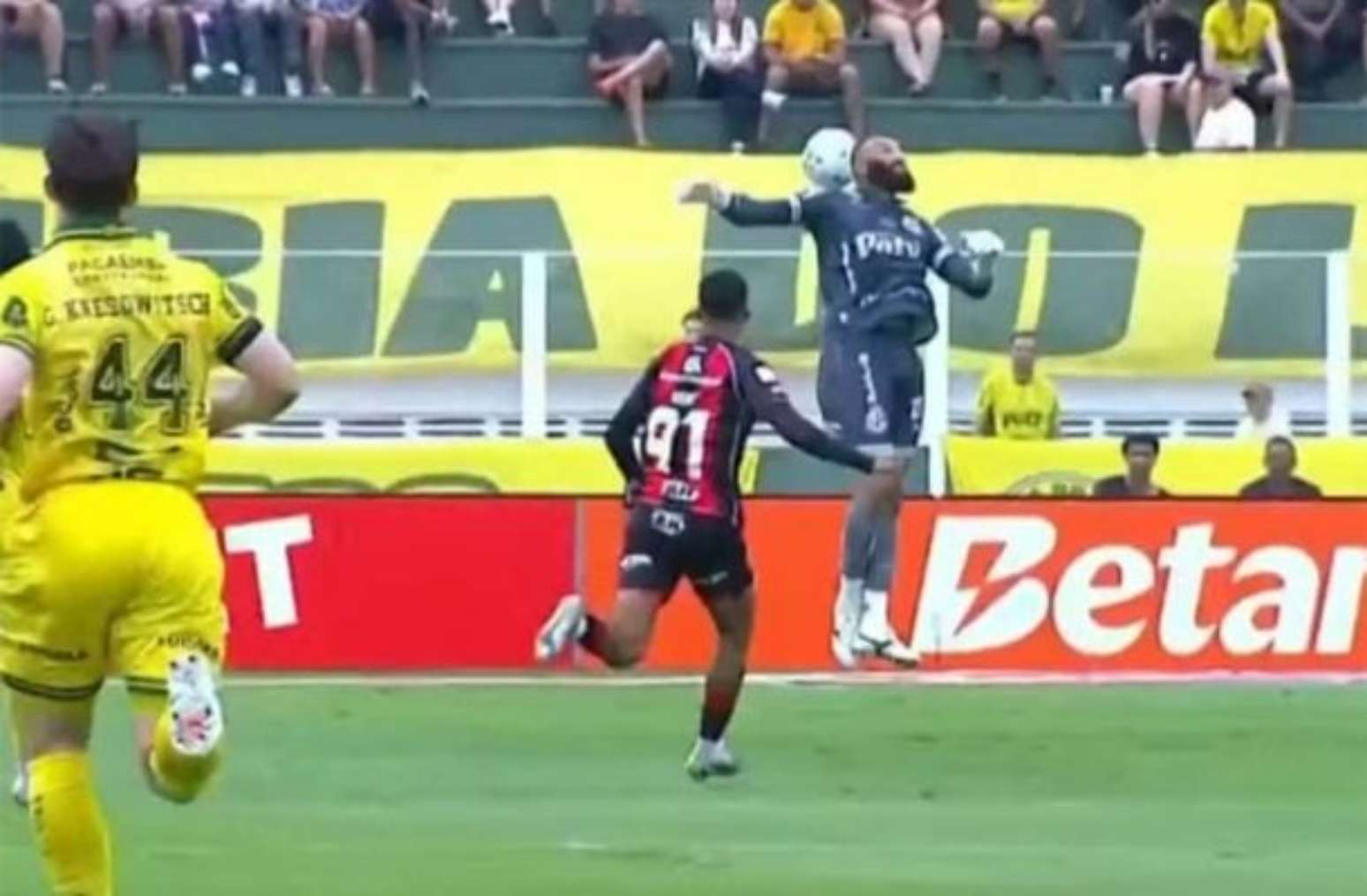 Muralha falhou duas vezes em 12 minutos &ndash;