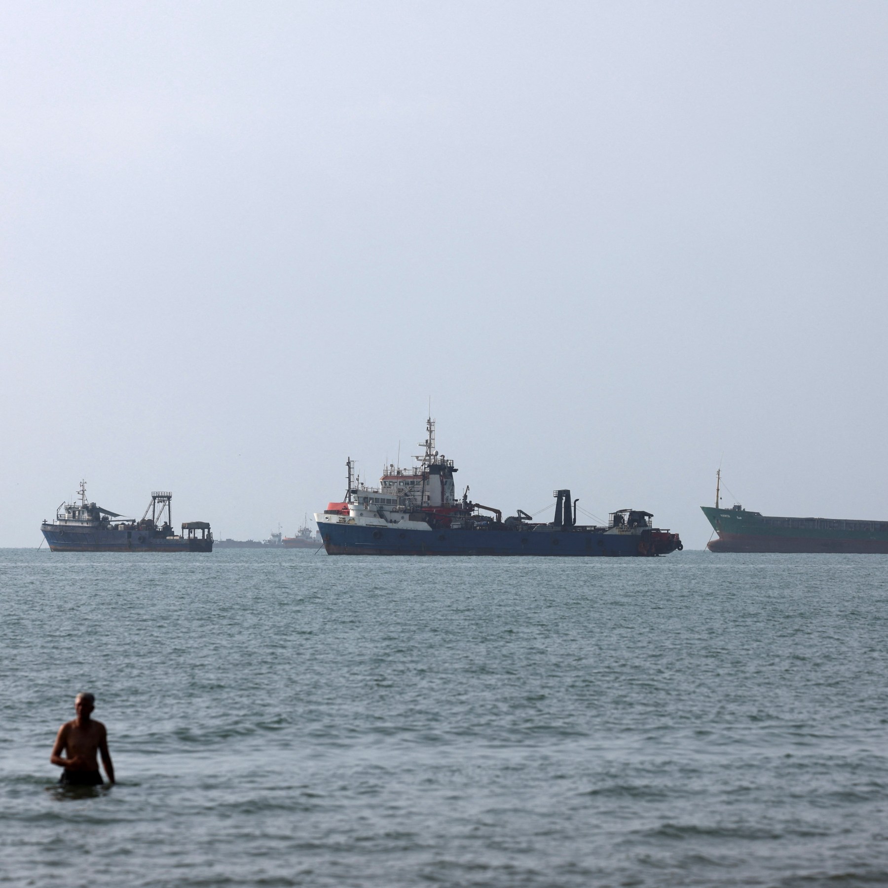 Guerra no Irã ao vivo: Omã diz que as conversas entre o Irã e os estados do Golfo no Estreito de Ormuz foram adiadas