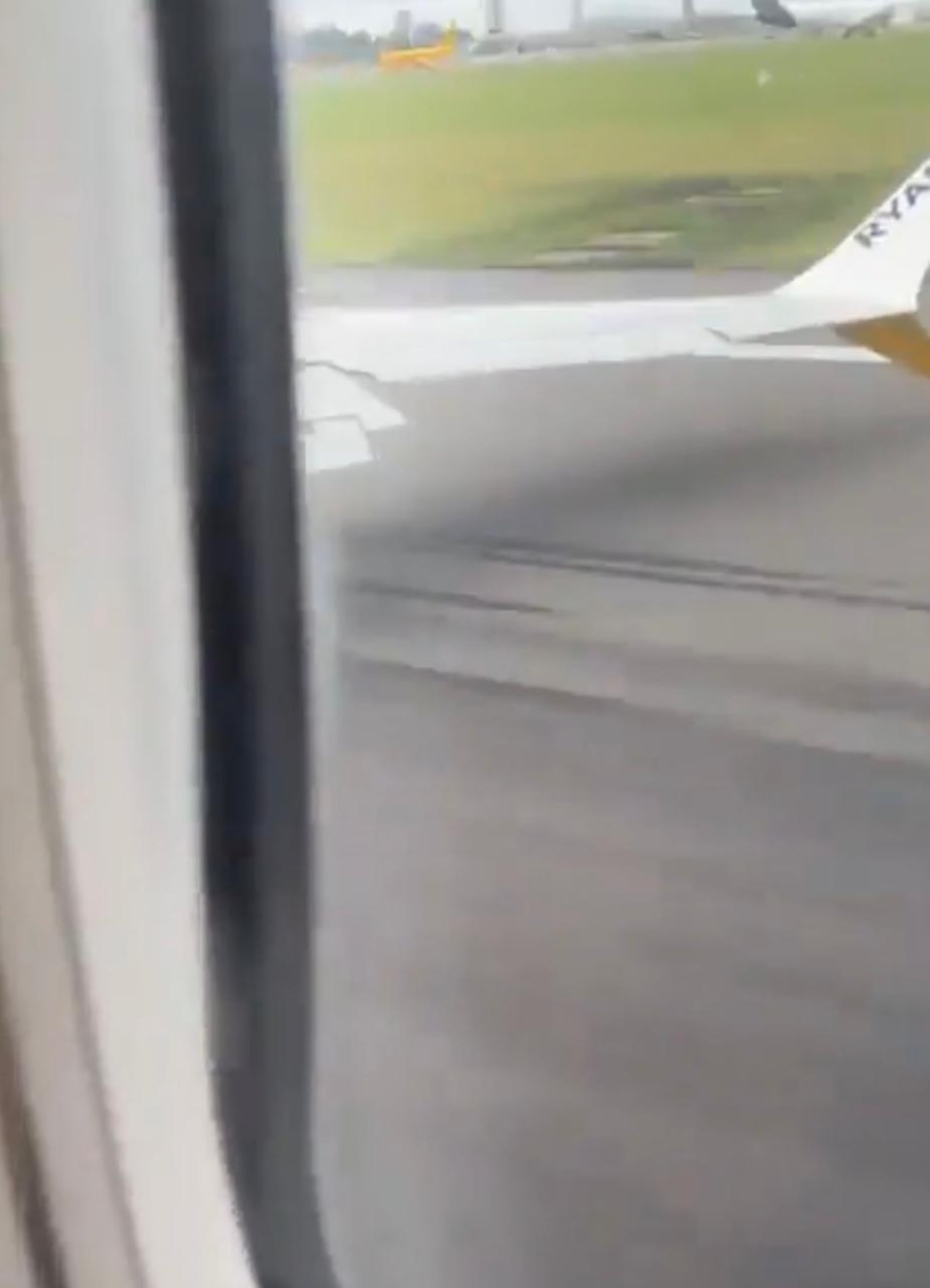 Ponta do winglet toca a pista durante tenattiva de pouso em Dublin Reprodução redes sociais