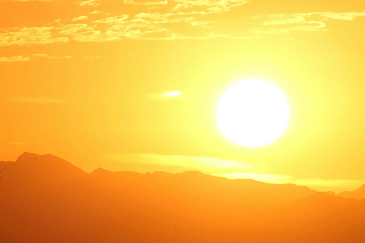 Imagem colorida mostra sol forte, calor intenso. - Metrópoles