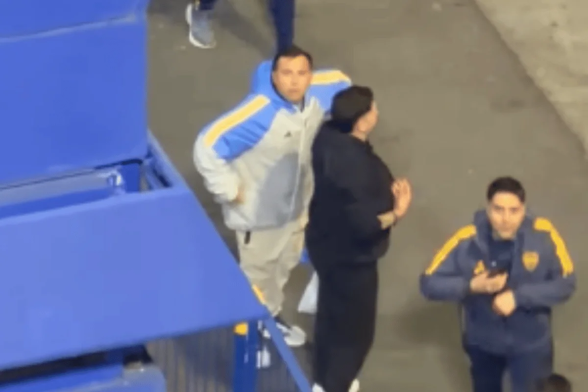 Torcedor do Boca Juniors faz gesto racista