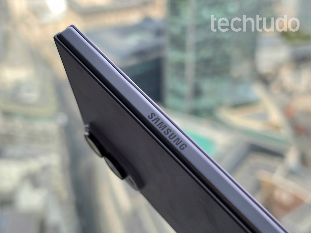 Galaxy Z Fold 8 combina o formato dobrável com um corpo mais fino e leve, tornando a experiência de carregar e manusear o aparelho ainda mais confortável — Foto: Ana Letícia Loubak/TechTudo