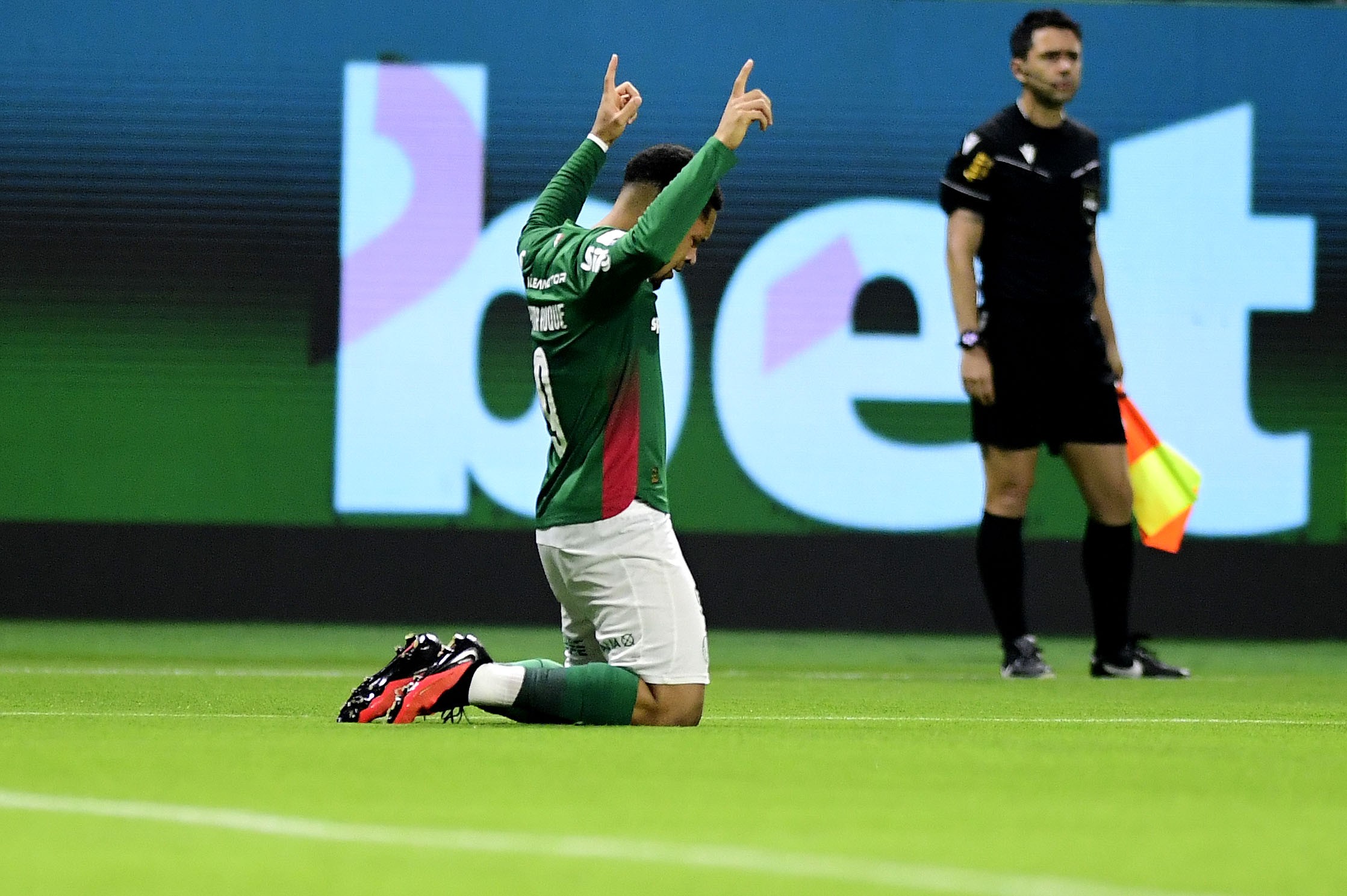 Análise: Palmeiras destrava clássico com um a mais e agora põe pressão pela liderança do Brasileiro