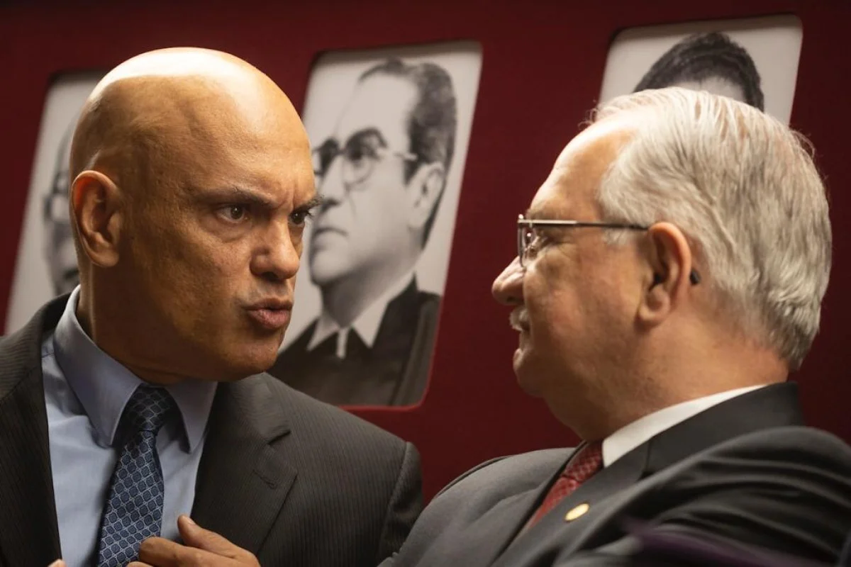 Ministro STF Alexandre de Moraes conversa com Luiz Edson Fachin durante evento no STF - Metrópoles