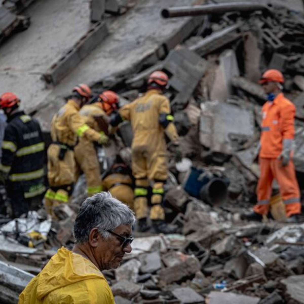 Sobe para 5 número de mortos após prédio em construção desabar sobre casa em SP