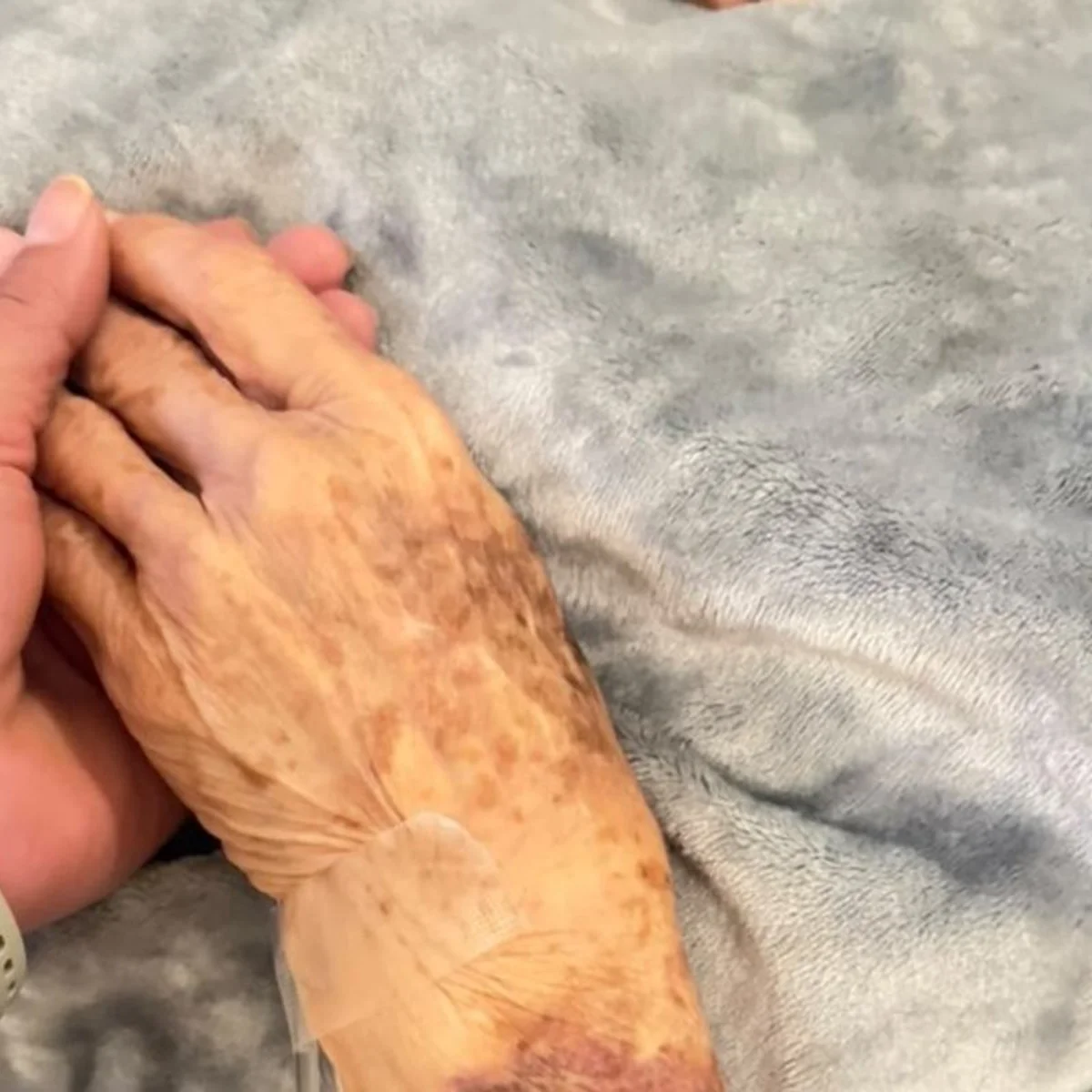Após suspender agendas, Celina posta foto com a mãe: "Minha prioridade"