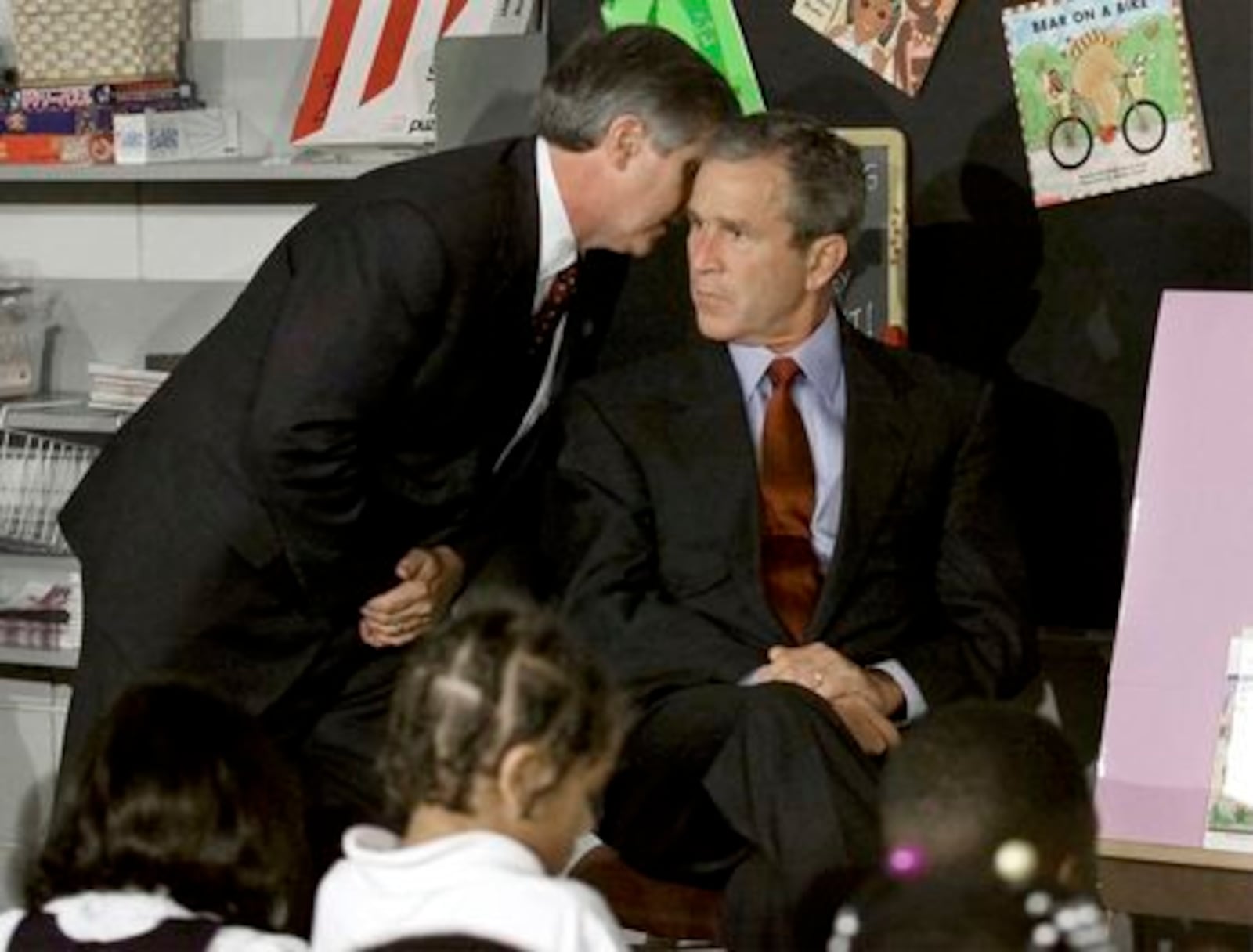 George W. Bush foi informado sobre o ataque enquanto participava de um evento com crianças Win McNamee/Reuters - 11.09.2001