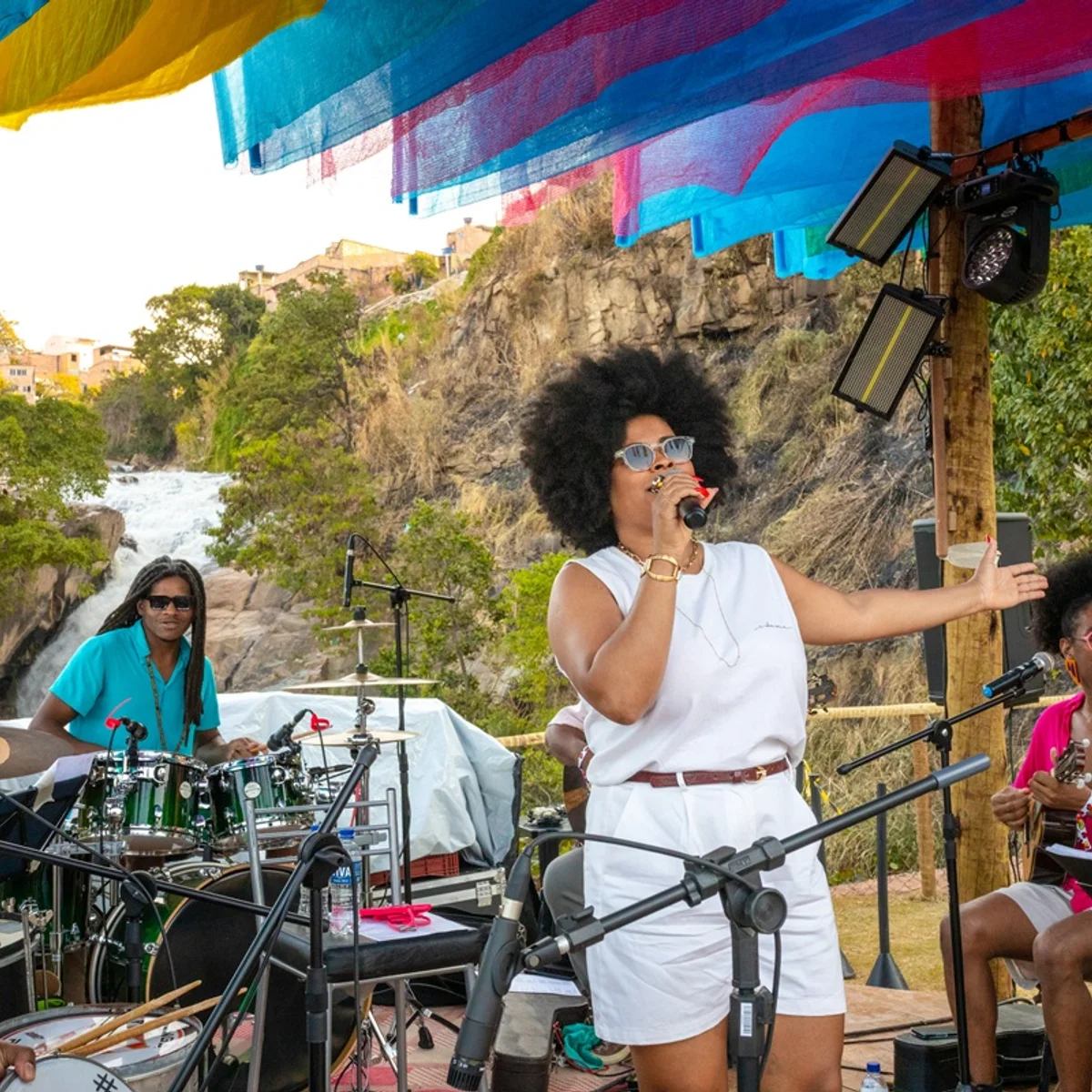 Fim de semana em BH tem samba na Praça Sete, festival com funk e teatro