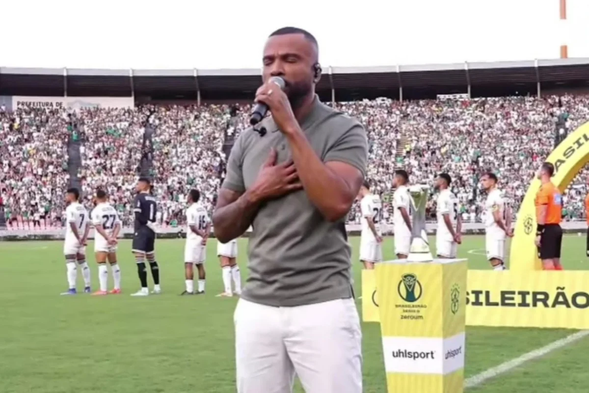 Série D ZeroUm: Alexandre Pires canta o Hino Nacional antes da final