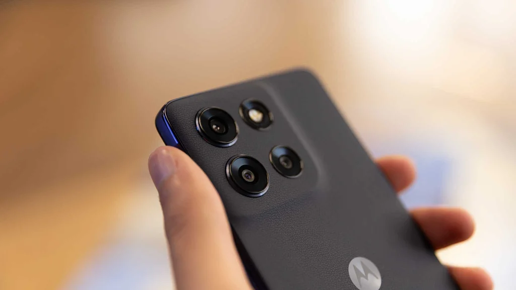 Magalu derrete preço do Moto G86 de 256 GB; celular funciona mesmo molhado