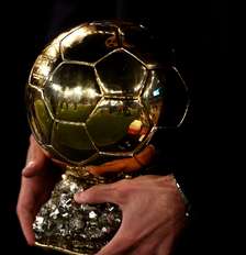 Foto da Bola de Ouro nas mãos de Rodri, à época no Manchester City, em 2024 - Foto: Naomi Baker/Getty Images / Esporte News Mundo