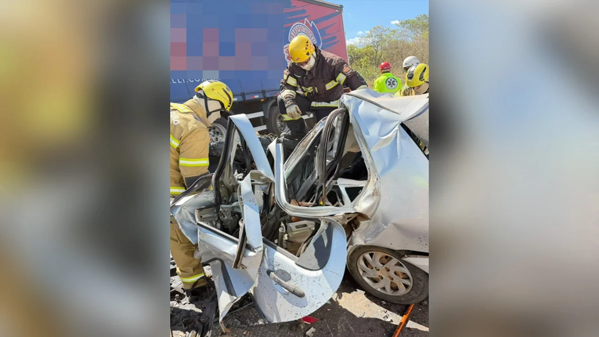Mulher morre após ficar presa às ferragens em acidente com carro e caminhão
