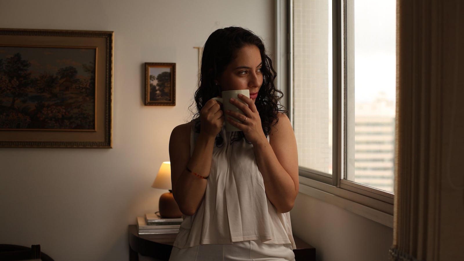 Aproveitar a luz natural pela manhã é um hábito simples que pode contribuir para o equilíbrio do ritmo circadiano. PEXELS/LeticiaAlvares