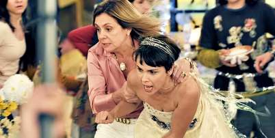 Grande propulsor de 'Avenida Brasil' em 2012, o duelo entre Carminha (Adriana Esteves) e Nina/Rita (D&eacute;bora Falabella) n&atilde;o existir&aacute; na continua&ccedil;&atilde;o da novela Foto: Divulga&ccedil;&atilde;o/TV Globo